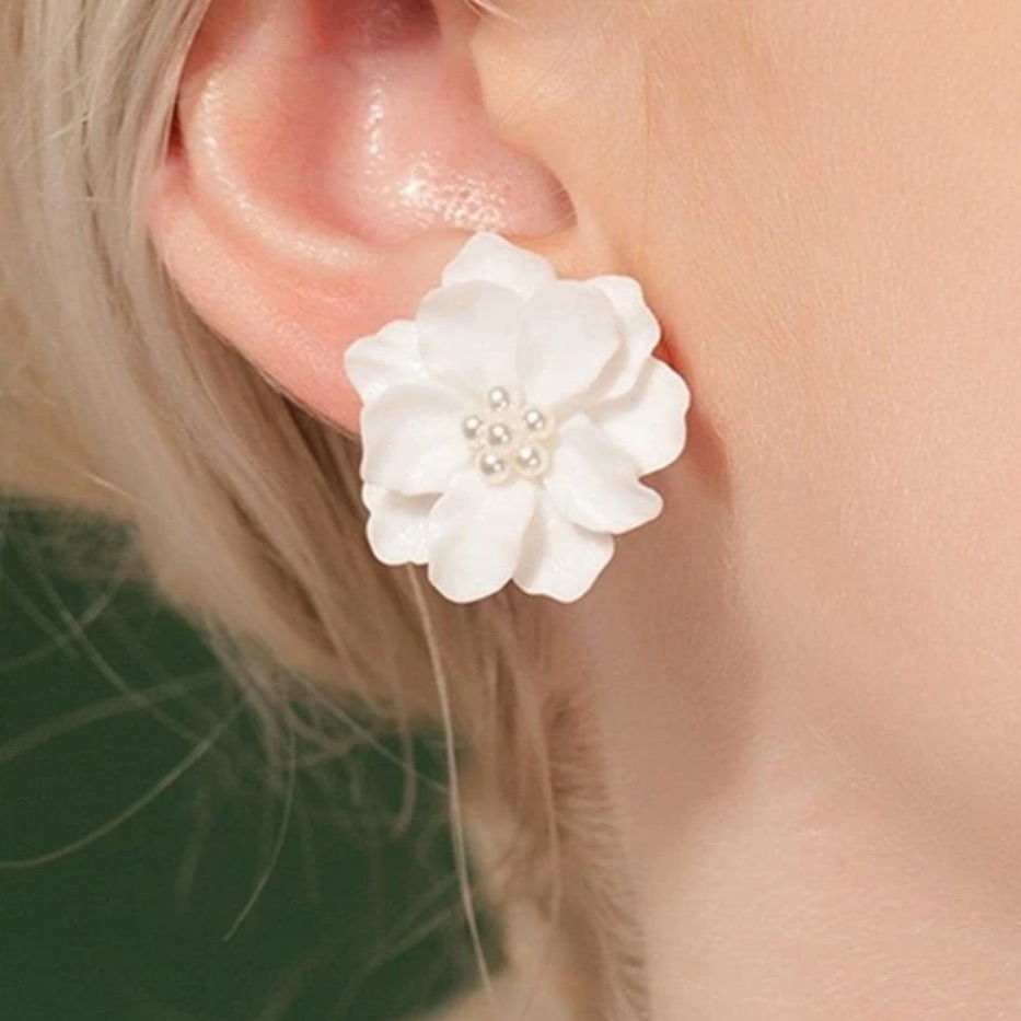 New Elegant White Floral Stud Earrings